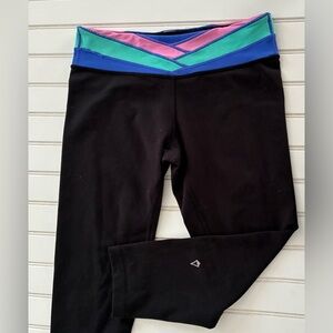 IVIVVA by LULULEMON girls size 14
crop leggings